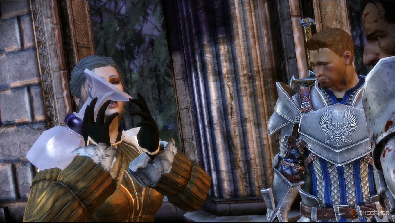 «Присоединение» в Dragon Age: Origins: персонаж игрока пьет из чаши. Однако ошибка анимации означает, что они полностью пропустили рот.